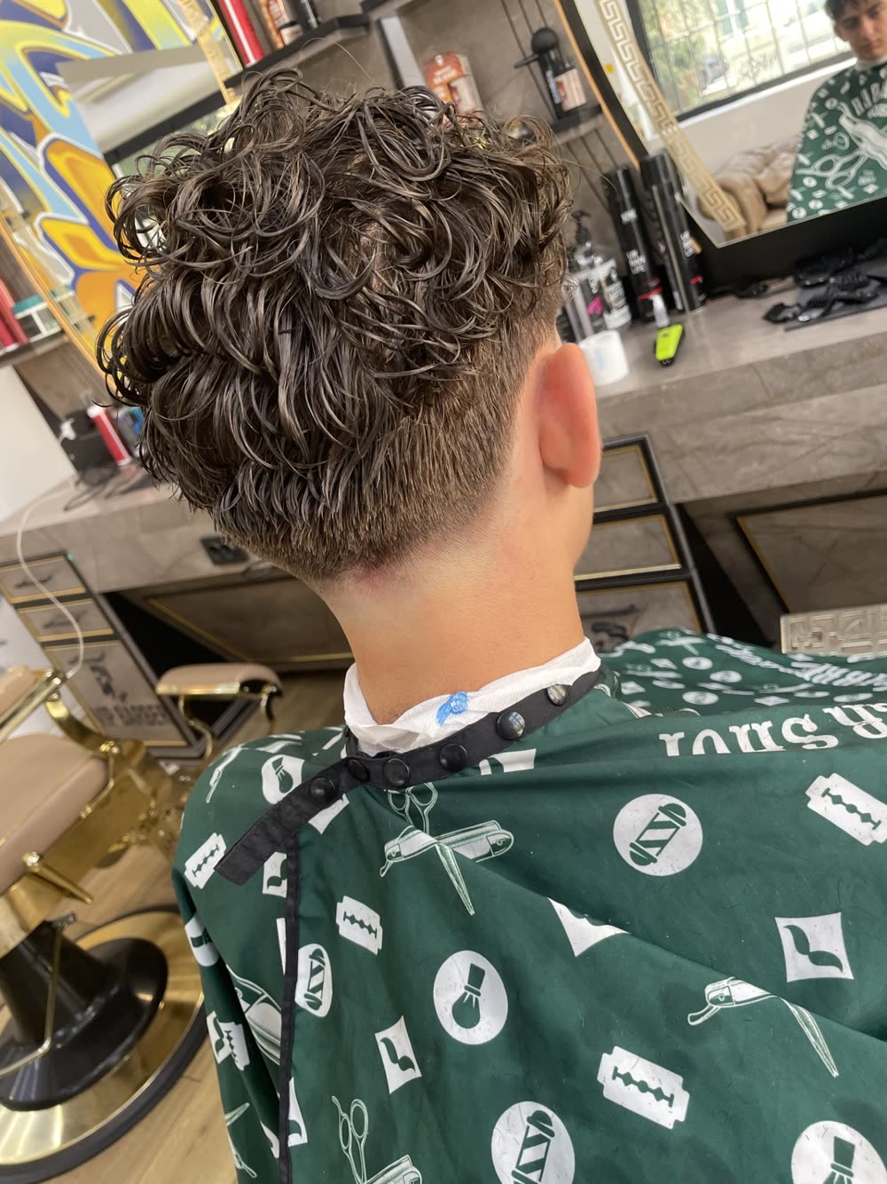 Taglio con ricci e sfumatura realizzato da VIP Barber