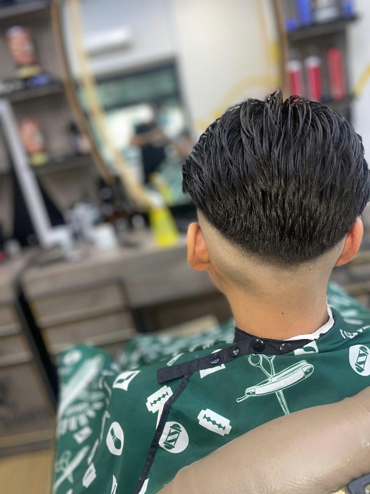 Taglio con ciuffo mosso e sfumatura sulla nuca da VIP Barber