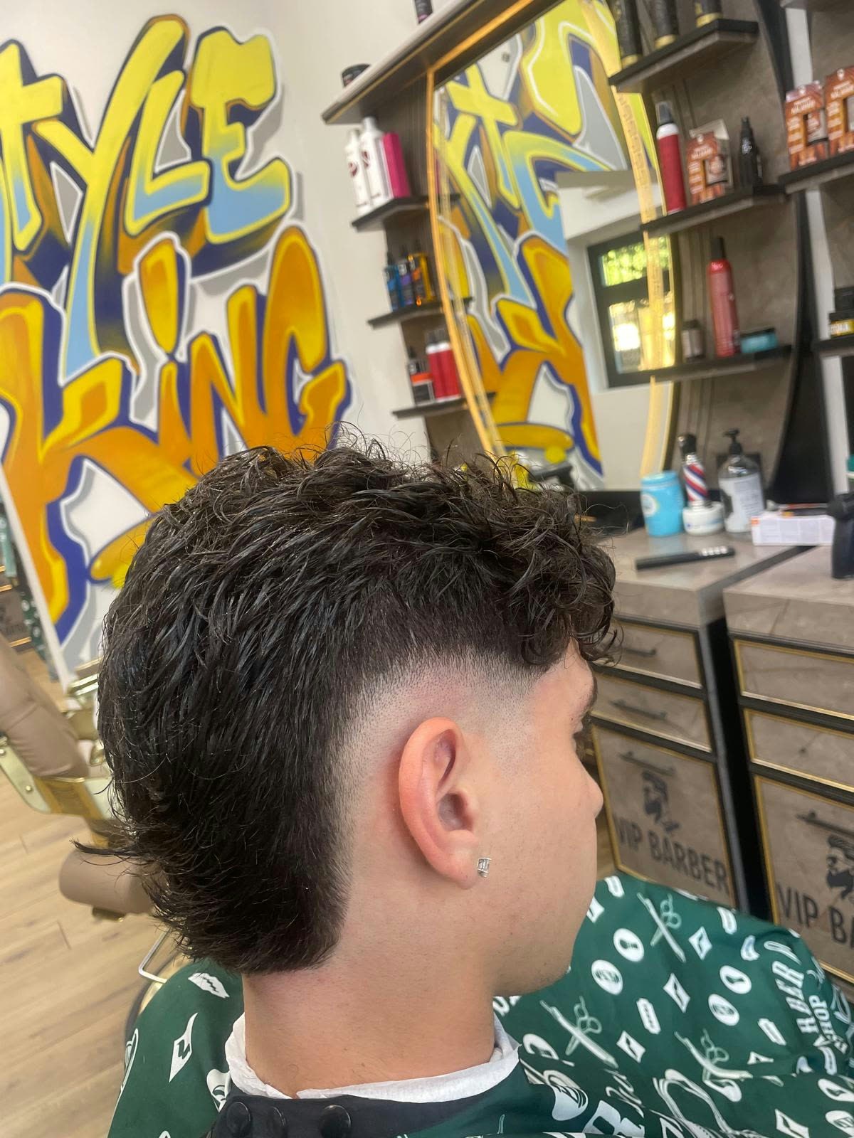 Taglio con ricci e sfumatura laterale da VIP Barber