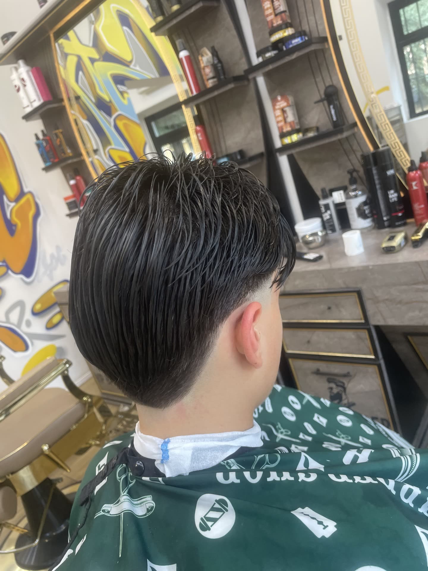 Taglio classico con capelli lisci e sfumatura sulla nuca