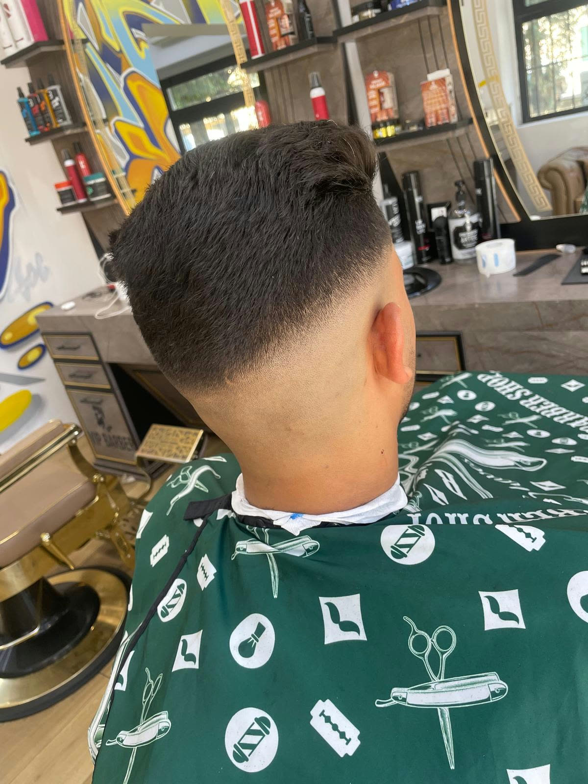 Capelli mossi con volumi in alto e sfumatura ai lati